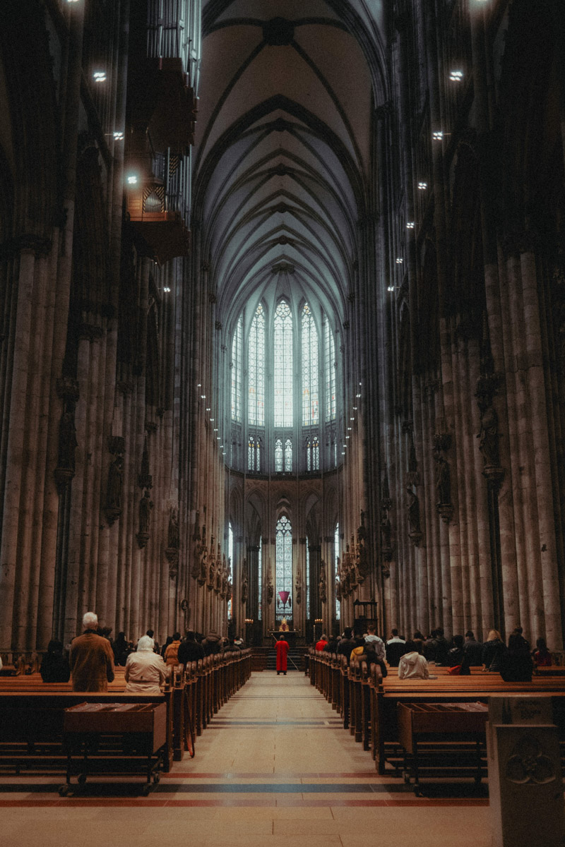 Почти три года назад Анастасия Звягина уехала из областного центра в Германию с одним чемоданом для ручной клади. За это время она успела хорошенько поработать, в том числе в Париже и на Мальдивах, а затем осознанно выбрала размеренную жизнь в баварской глубинке. О том, почему европейские фотостудии проигрывают владимирским и как художнику не потерять себя в бесконечных бюрократических процессах, девушка рассказала нашему изданию.