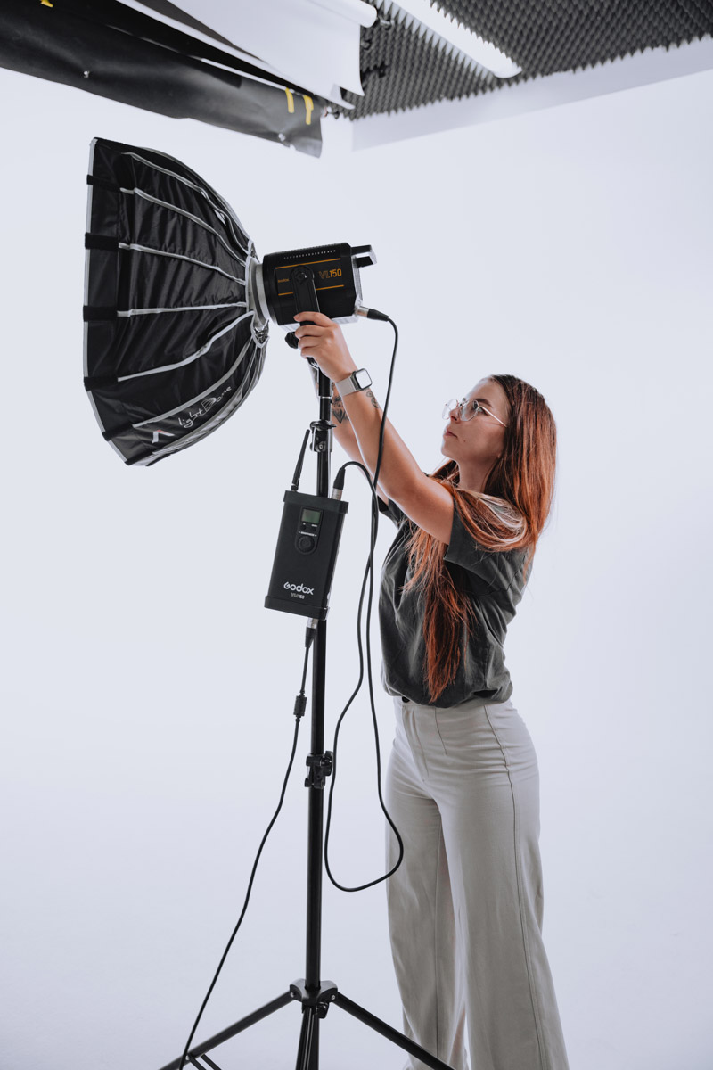 Почти три года назад Анастасия Звягина уехала из областного центра в Германию с одним чемоданом для ручной клади. За это время она успела хорошенько поработать, в том числе в Париже и на Мальдивах, а затем осознанно выбрала размеренную жизнь в баварской глубинке. О том, почему европейские фотостудии проигрывают владимирским и как художнику не потерять себя в бесконечных бюрократических процессах, девушка рассказала нашему изданию.