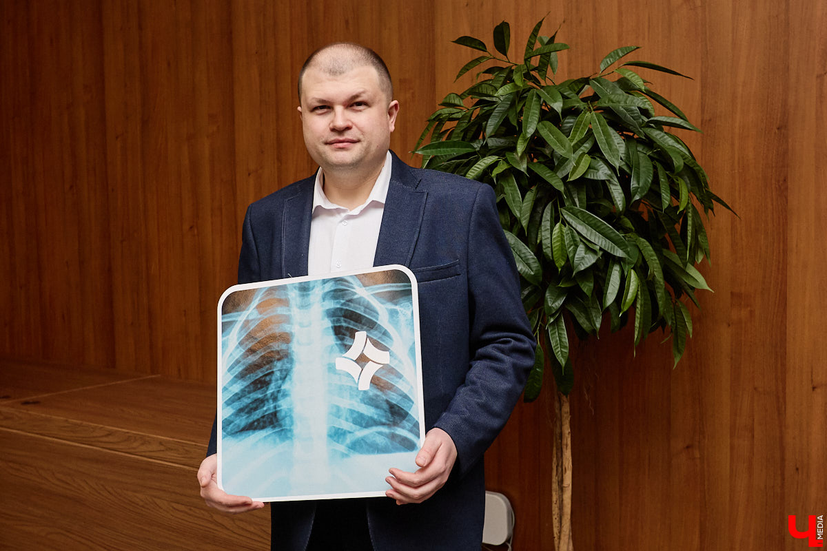 14 февраля парк-отель «Доброград» на один день превратился в большую интеллектуальную лабораторию. Там травматологи и ортопеды вместе с кардиологами, анестезиологами и гастроэнтерологами решали, как лечить не просто сустав или перелом, а проблему комплексно. Это была конференция, где наука уступила место живому общению, а врачи со всей страны приехали обмениваться практическими наработками, которые выходят далеко за рамки классических учебных пособий.