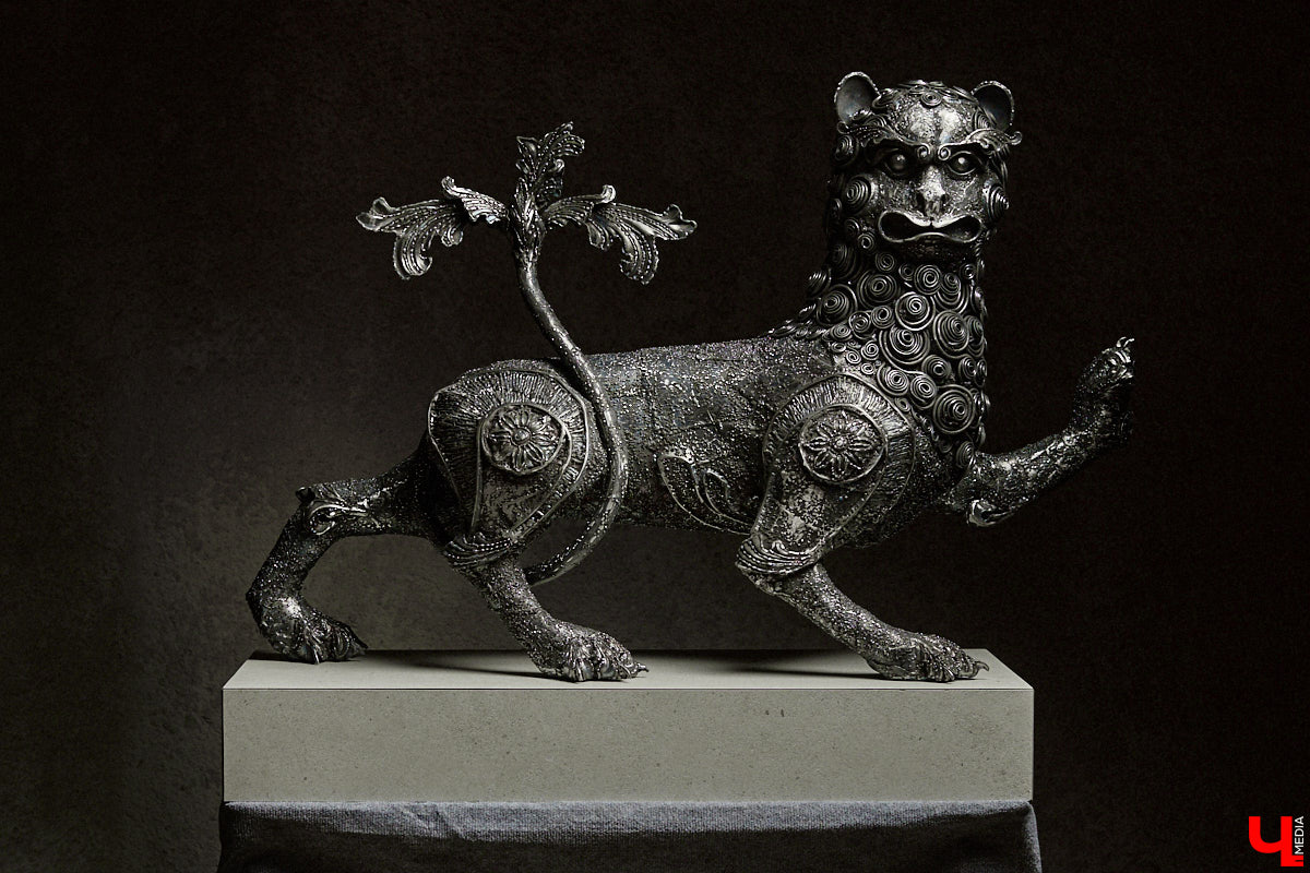 Владимирский скульптор Михаил Блинов умеет удивлять! На сей раз автор многих необычных композиций создал стального льва, образ которого почерпнул с барельефа Дмитриевского собора. «Ключ-Медиа» побывал в мастерской творца и оценил металлического царя зверей, словно сошедшего с фасада древнего храма.