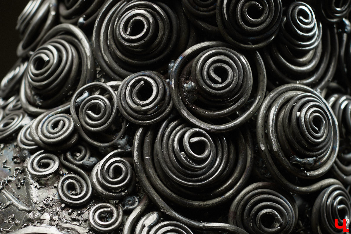 Владимирский скульптор Михаил Блинов умеет удивлять! На сей раз автор многих необычных композиций создал стального льва, образ которого почерпнул с барельефа Дмитриевского собора. «Ключ-Медиа» побывал в мастерской творца и оценил металлического царя зверей, словно сошедшего с фасада древнего храма.