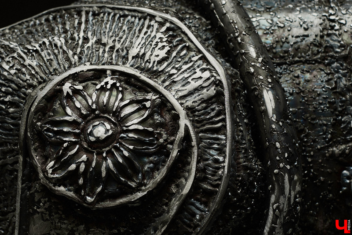 Владимирский скульптор Михаил Блинов умеет удивлять! На сей раз автор многих необычных композиций создал стального льва, образ которого почерпнул с барельефа Дмитриевского собора. «Ключ-Медиа» побывал в мастерской творца и оценил металлического царя зверей, словно сошедшего с фасада древнего храма.