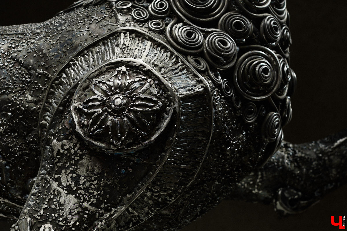 Владимирский скульптор Михаил Блинов умеет удивлять! На сей раз автор многих необычных композиций создал стального льва, образ которого почерпнул с барельефа Дмитриевского собора. «Ключ-Медиа» побывал в мастерской творца и оценил металлического царя зверей, словно сошедшего с фасада древнего храма.