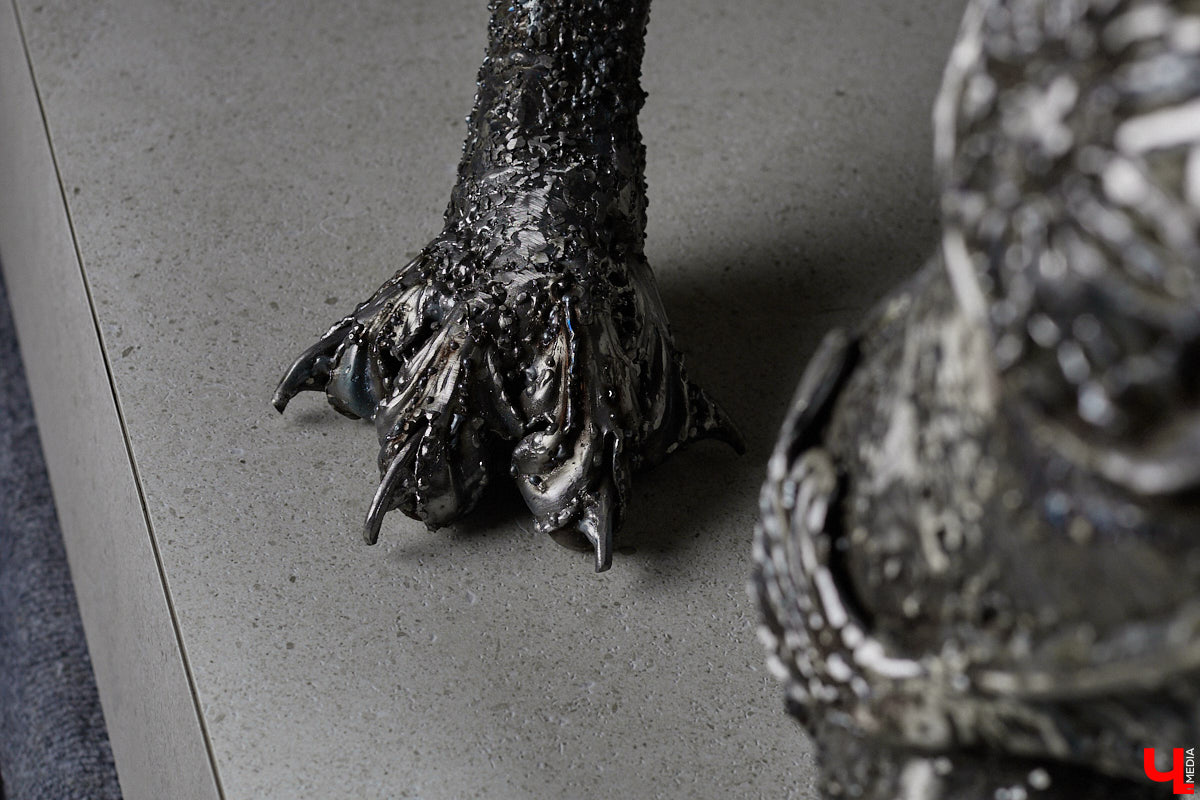 Владимирский скульптор Михаил Блинов умеет удивлять! На сей раз автор многих необычных композиций создал стального льва, образ которого почерпнул с барельефа Дмитриевского собора. «Ключ-Медиа» побывал в мастерской творца и оценил металлического царя зверей, словно сошедшего с фасада древнего храма.