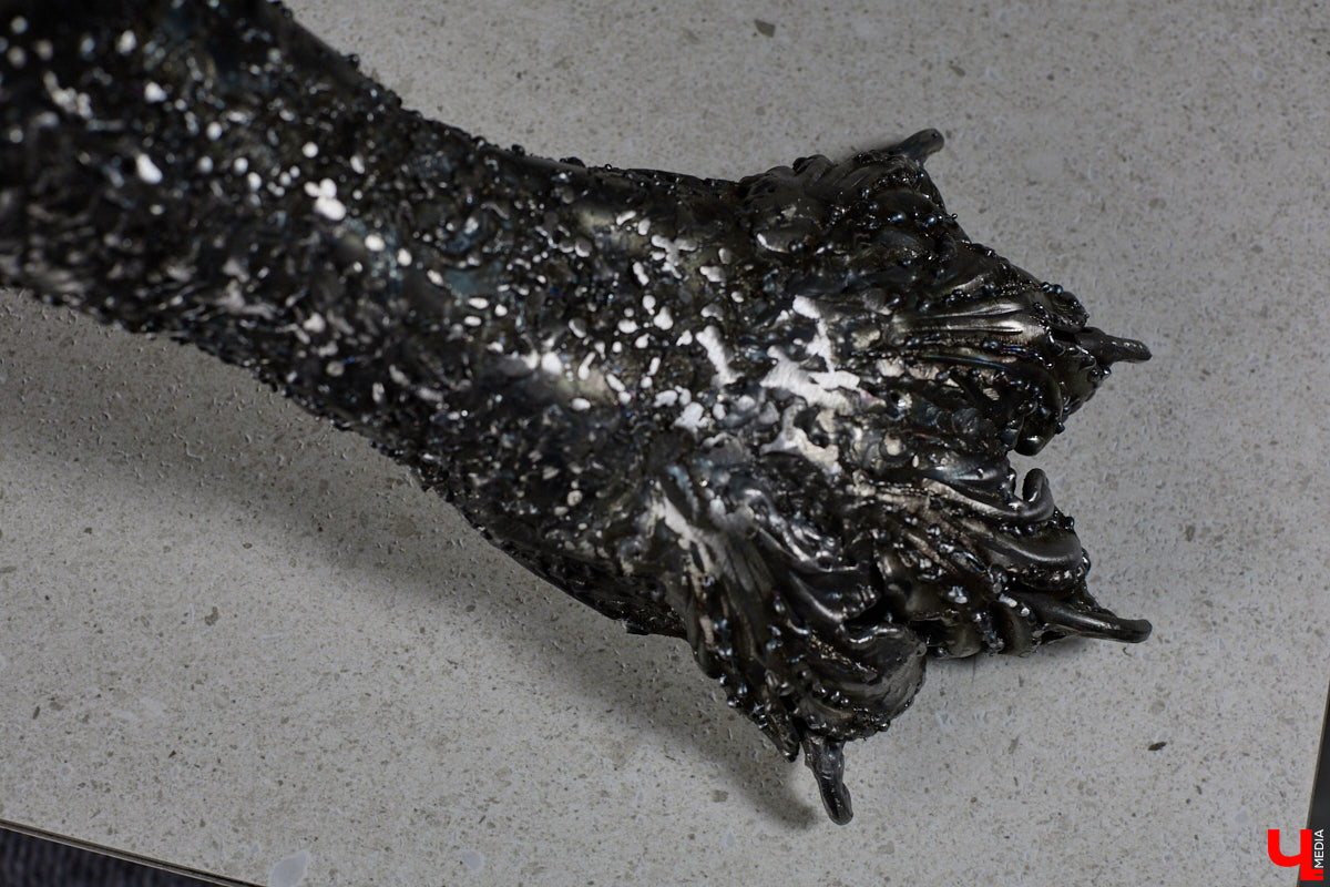 Владимирский скульптор Михаил Блинов умеет удивлять! На сей раз автор многих необычных композиций создал стального льва, образ которого почерпнул с барельефа Дмитриевского собора. «Ключ-Медиа» побывал в мастерской творца и оценил металлического царя зверей, словно сошедшего с фасада древнего храма.