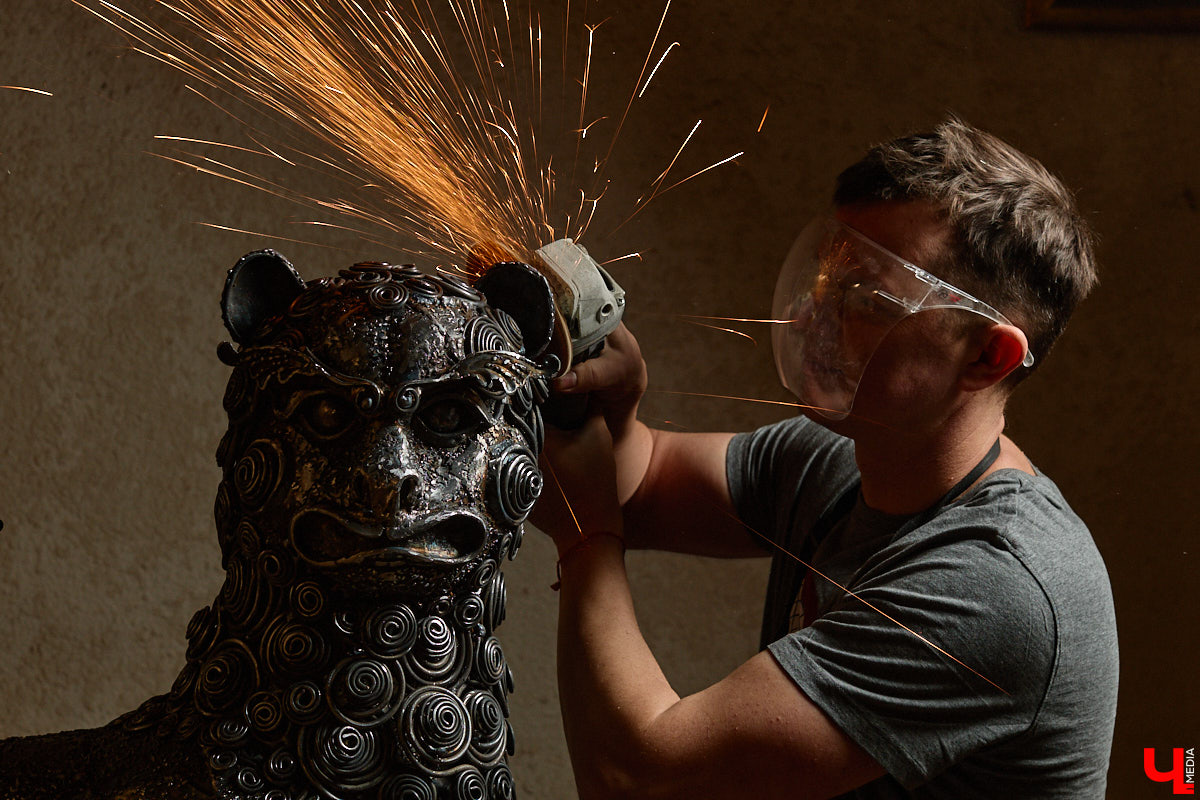 Владимирский скульптор Михаил Блинов умеет удивлять! На сей раз автор многих необычных композиций создал стального льва, образ которого почерпнул с барельефа Дмитриевского собора. «Ключ-Медиа» побывал в мастерской творца и оценил металлического царя зверей, словно сошедшего с фасада древнего храма.