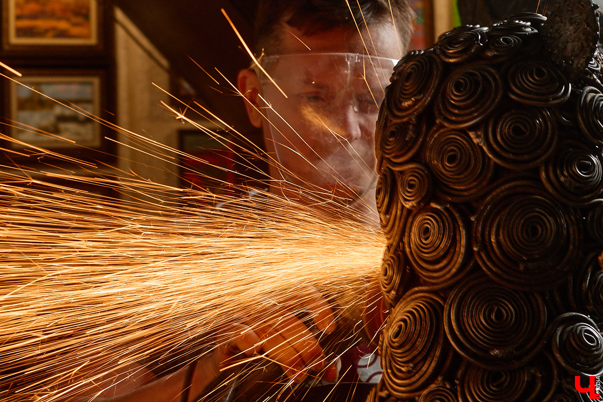 Владимирский скульптор Михаил Блинов умеет удивлять! На сей раз автор многих необычных композиций создал стального льва, образ которого почерпнул с барельефа Дмитриевского собора. «Ключ-Медиа» побывал в мастерской творца и оценил металлического царя зверей, словно сошедшего с фасада древнего храма.