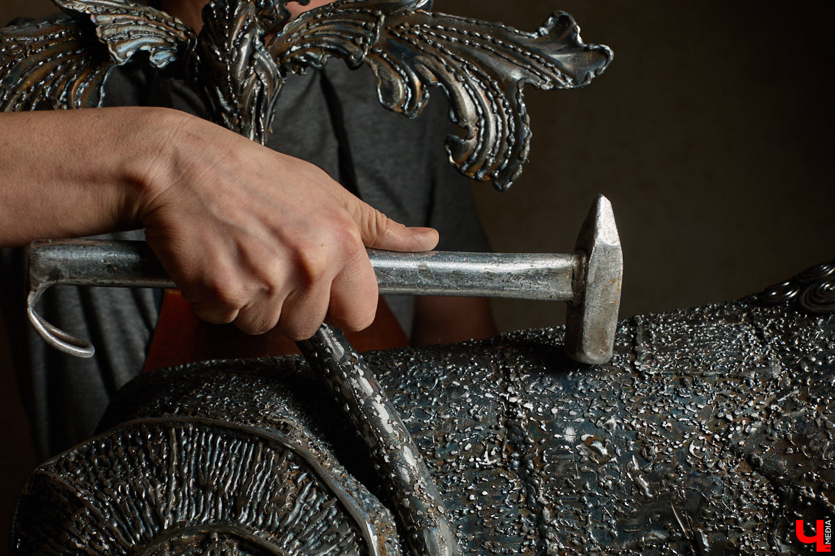 Владимирский скульптор Михаил Блинов умеет удивлять! На сей раз автор многих необычных композиций создал стального льва, образ которого почерпнул с барельефа Дмитриевского собора. «Ключ-Медиа» побывал в мастерской творца и оценил металлического царя зверей, словно сошедшего с фасада древнего храма.