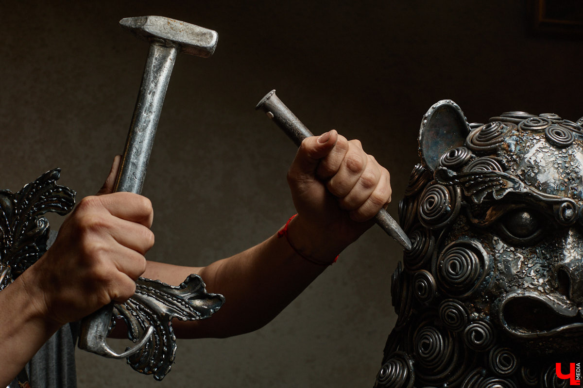 Владимирский скульптор Михаил Блинов умеет удивлять! На сей раз автор многих необычных композиций создал стального льва, образ которого почерпнул с барельефа Дмитриевского собора. «Ключ-Медиа» побывал в мастерской творца и оценил металлического царя зверей, словно сошедшего с фасада древнего храма.