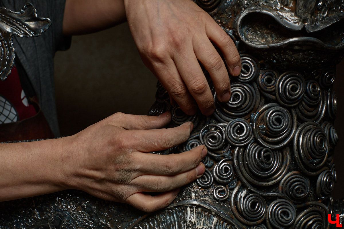 Владимирский скульптор Михаил Блинов умеет удивлять! На сей раз автор многих необычных композиций создал стального льва, образ которого почерпнул с барельефа Дмитриевского собора. «Ключ-Медиа» побывал в мастерской творца и оценил металлического царя зверей, словно сошедшего с фасада древнего храма.