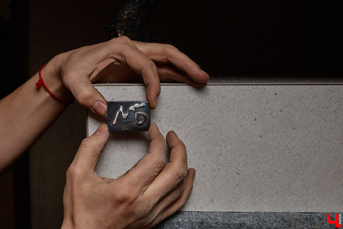 Владимирский скульптор Михаил Блинов умеет удивлять! На сей раз автор многих необычных композиций создал стального льва, образ которого почерпнул с барельефа Дмитриевского собора. «Ключ-Медиа» побывал в мастерской творца и оценил металлического царя зверей, словно сошедшего с фасада древнего храма.