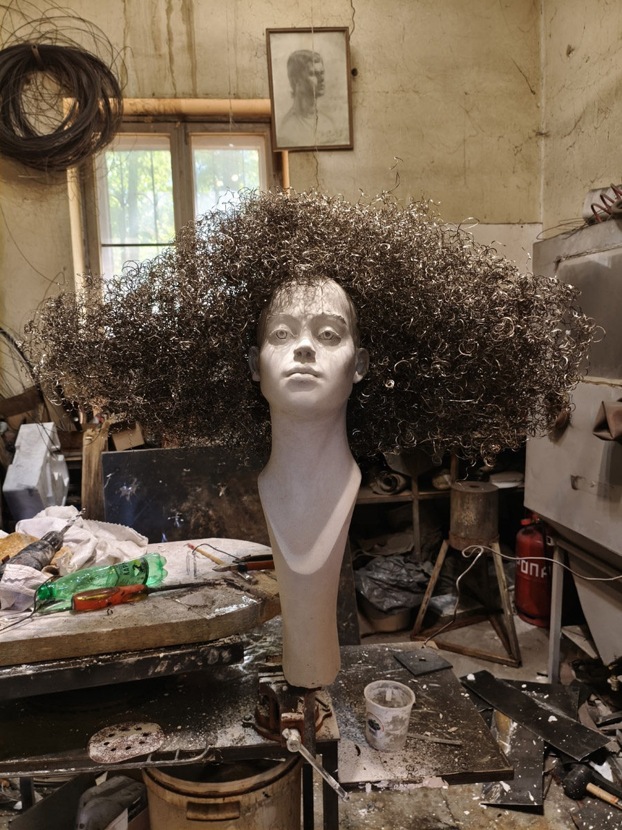 Владимирский скульптор Михаил Блинов умеет удивлять! На сей раз автор многих необычных композиций создал стального льва, образ которого почерпнул с барельефа Дмитриевского собора. «Ключ-Медиа» побывал в мастерской творца и оценил металлического царя зверей, словно сошедшего с фасада древнего храма.