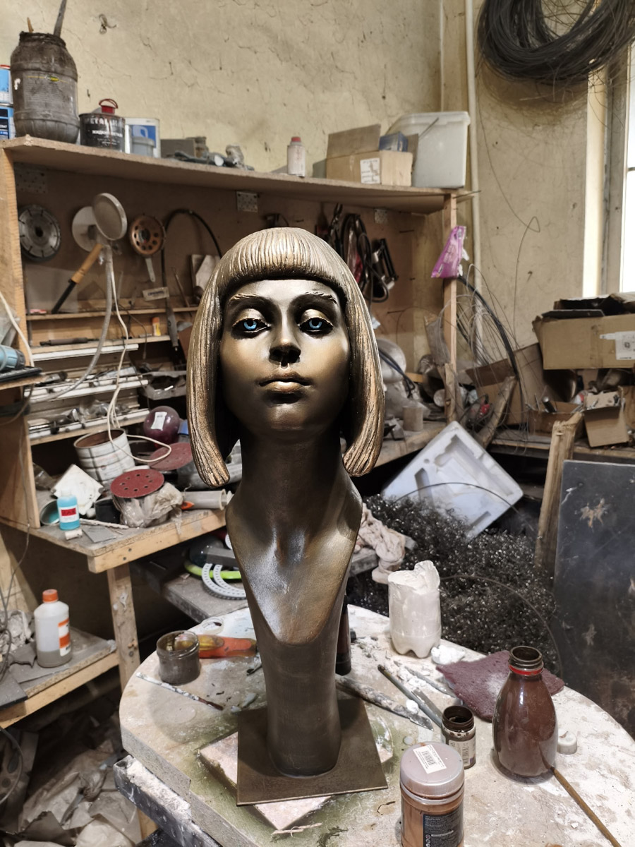 Владимирский скульптор Михаил Блинов умеет удивлять! На сей раз автор многих необычных композиций создал стального льва, образ которого почерпнул с барельефа Дмитриевского собора. «Ключ-Медиа» побывал в мастерской творца и оценил металлического царя зверей, словно сошедшего с фасада древнего храма.