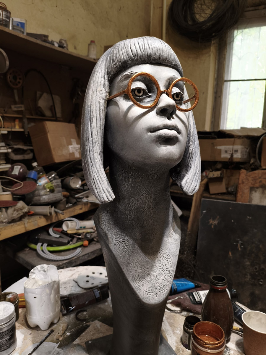 Владимирский скульптор Михаил Блинов умеет удивлять! На сей раз автор многих необычных композиций создал стального льва, образ которого почерпнул с барельефа Дмитриевского собора. «Ключ-Медиа» побывал в мастерской творца и оценил металлического царя зверей, словно сошедшего с фасада древнего храма.