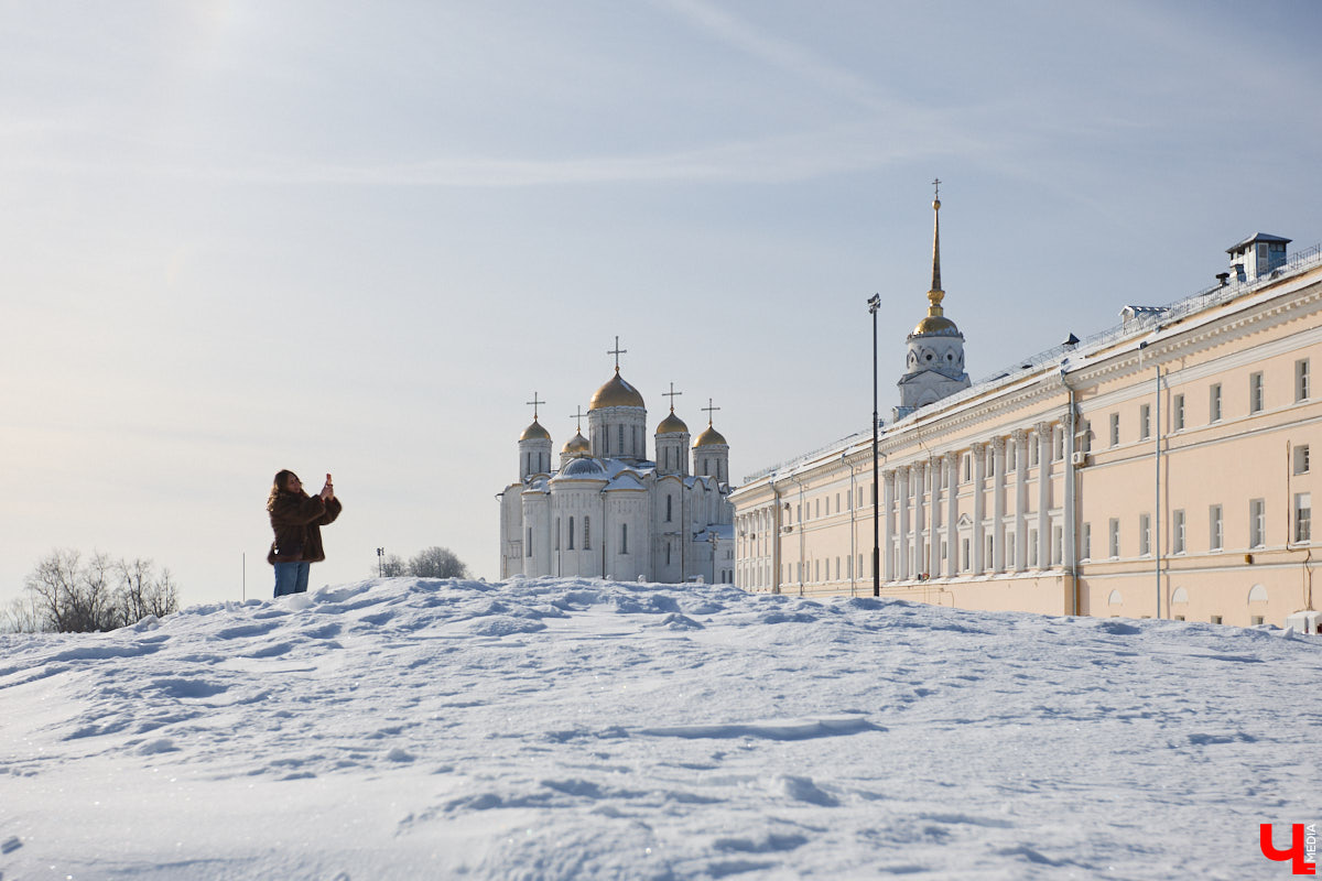 Те, кому не удалось застать прошлое областной столицы, могут заглянуть в него с помощью винтажных открыток. Так сделала фотограф-любитель Ирина Колесникова. Она взяла у мамы стопку карточек с запечатленными в 80-х городскими объектами и сравнила изображения с их современным видом.