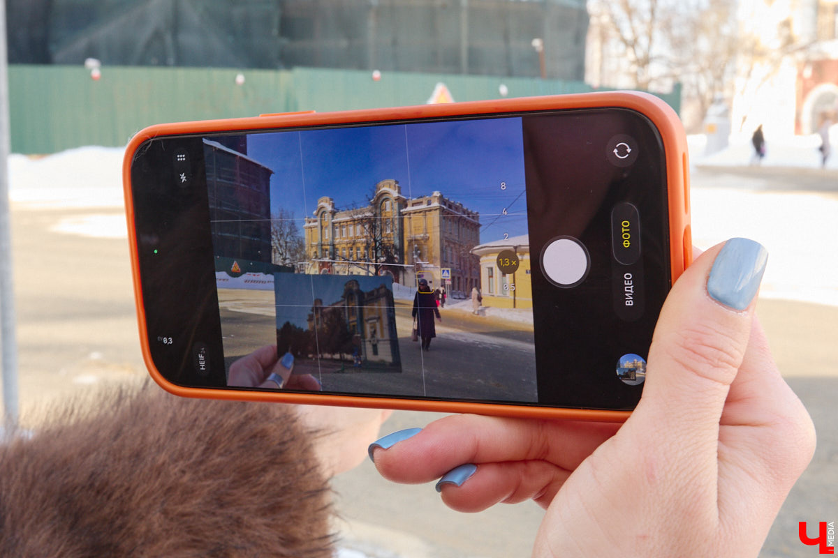 Те, кому не удалось застать прошлое областной столицы, могут заглянуть в него с помощью винтажных открыток. Так сделала фотограф-любитель Ирина Колесникова. Она взяла у мамы стопку карточек с запечатленными в 80-х городскими объектами и сравнила изображения с их современным видом.