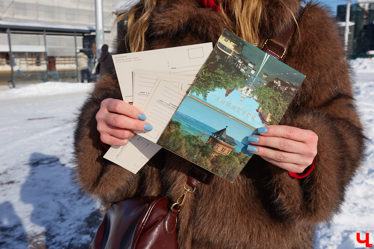 Те, кому не удалось застать прошлое областной столицы, могут заглянуть в него с помощью винтажных открыток. Так сделала фотограф-любитель Ирина Колесникова. Она взяла у мамы стопку карточек с запечатленными в 80-х городскими объектами и сравнила изображения с их современным видом.