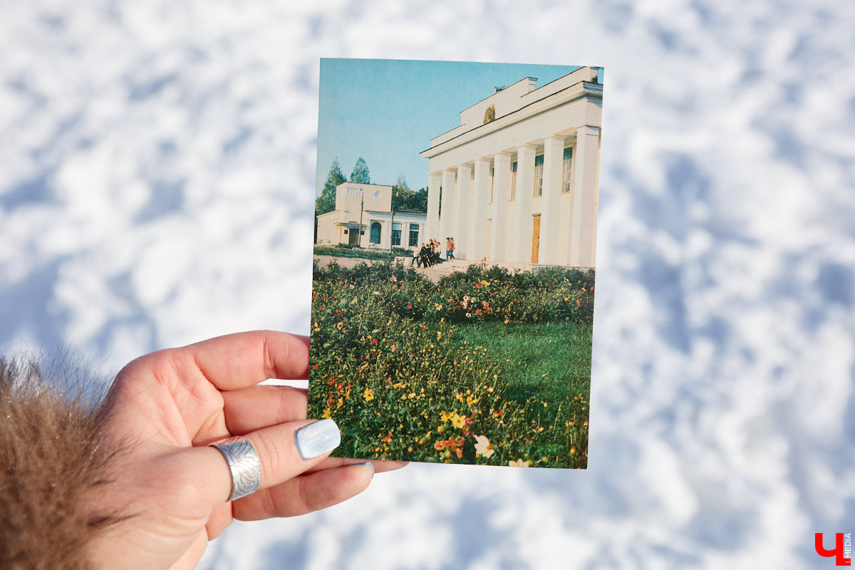 Те, кому не удалось застать прошлое областной столицы, могут заглянуть в него с помощью винтажных открыток. Так сделала фотограф-любитель Ирина Колесникова. Она взяла у мамы стопку карточек с запечатленными в 80-х городскими объектами и сравнила изображения с их современным видом.