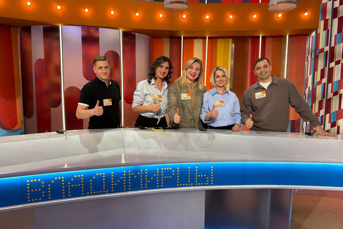 Владимирцы нередко участвуют в шоу, но программа «Сто к одному» собрала настоящий джекпот! В ее студии оказалась целая команда от 33-го региона, а среди них и фотограф Сабина Черкасова. Попасть на телеэкраны было ее мечтой детства, поэтому девушка поехала на съемки не раздумывая. А заодно запечатлела на память целое море контента, которым с радостью поделилась с «Ключ-Медиа».