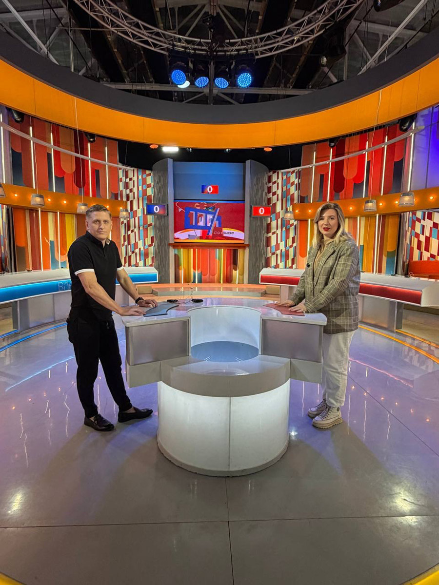 Владимирцы нередко участвуют в шоу, но программа «Сто к одному» собрала настоящий джекпот! В ее студии оказалась целая команда от 33-го региона, а среди них и фотограф Сабина Черкасова. Попасть на телеэкраны было ее мечтой детства, поэтому девушка поехала на съемки не раздумывая. А заодно запечатлела на память целое море контента, которым с радостью поделилась с «Ключ-Медиа».