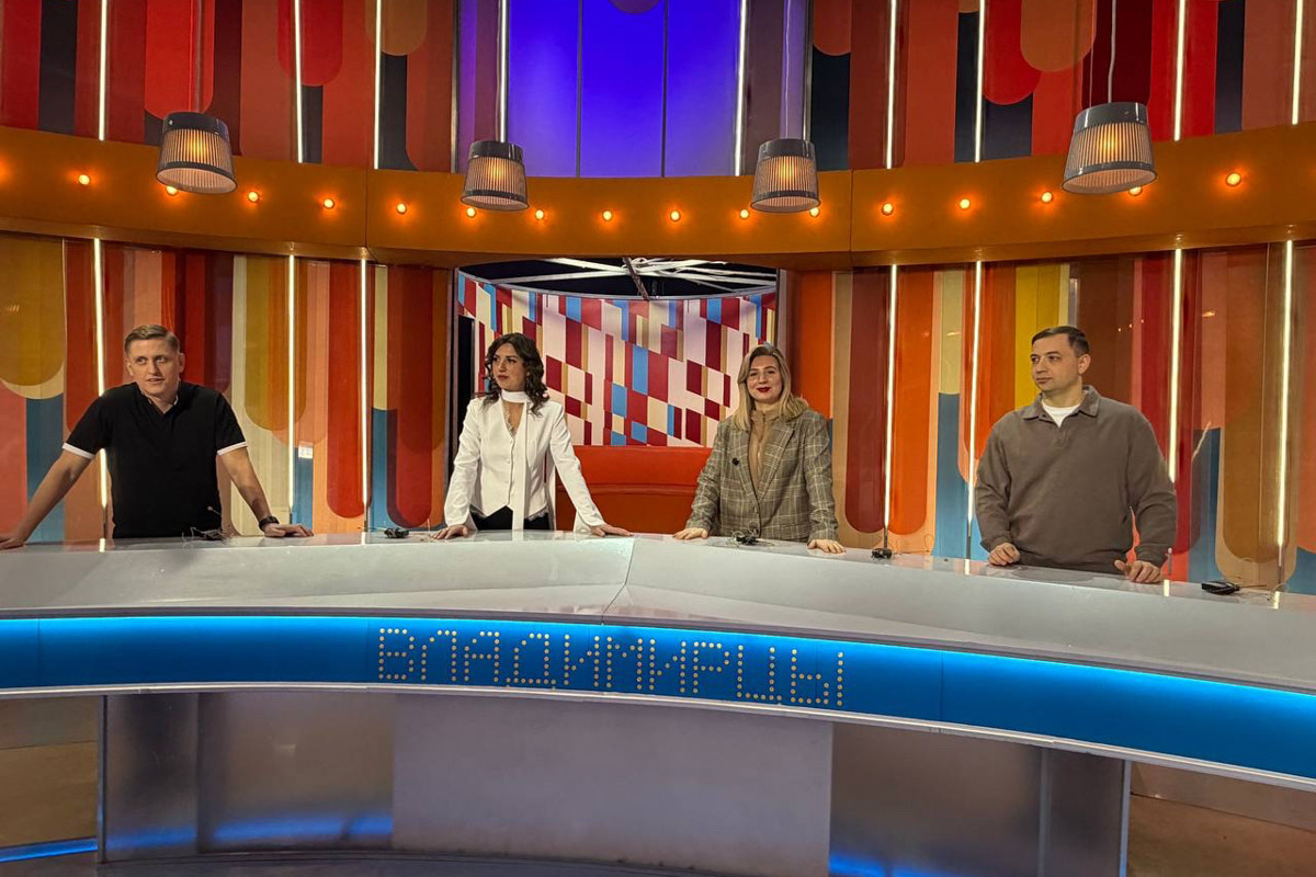 Владимирцы нередко участвуют в шоу, но программа «Сто к одному» собрала настоящий джекпот! В ее студии оказалась целая команда от 33-го региона, а среди них и фотограф Сабина Черкасова. Попасть на телеэкраны было ее мечтой детства, поэтому девушка поехала на съемки не раздумывая. А заодно запечатлела на память целое море контента, которым с радостью поделилась с «Ключ-Медиа».