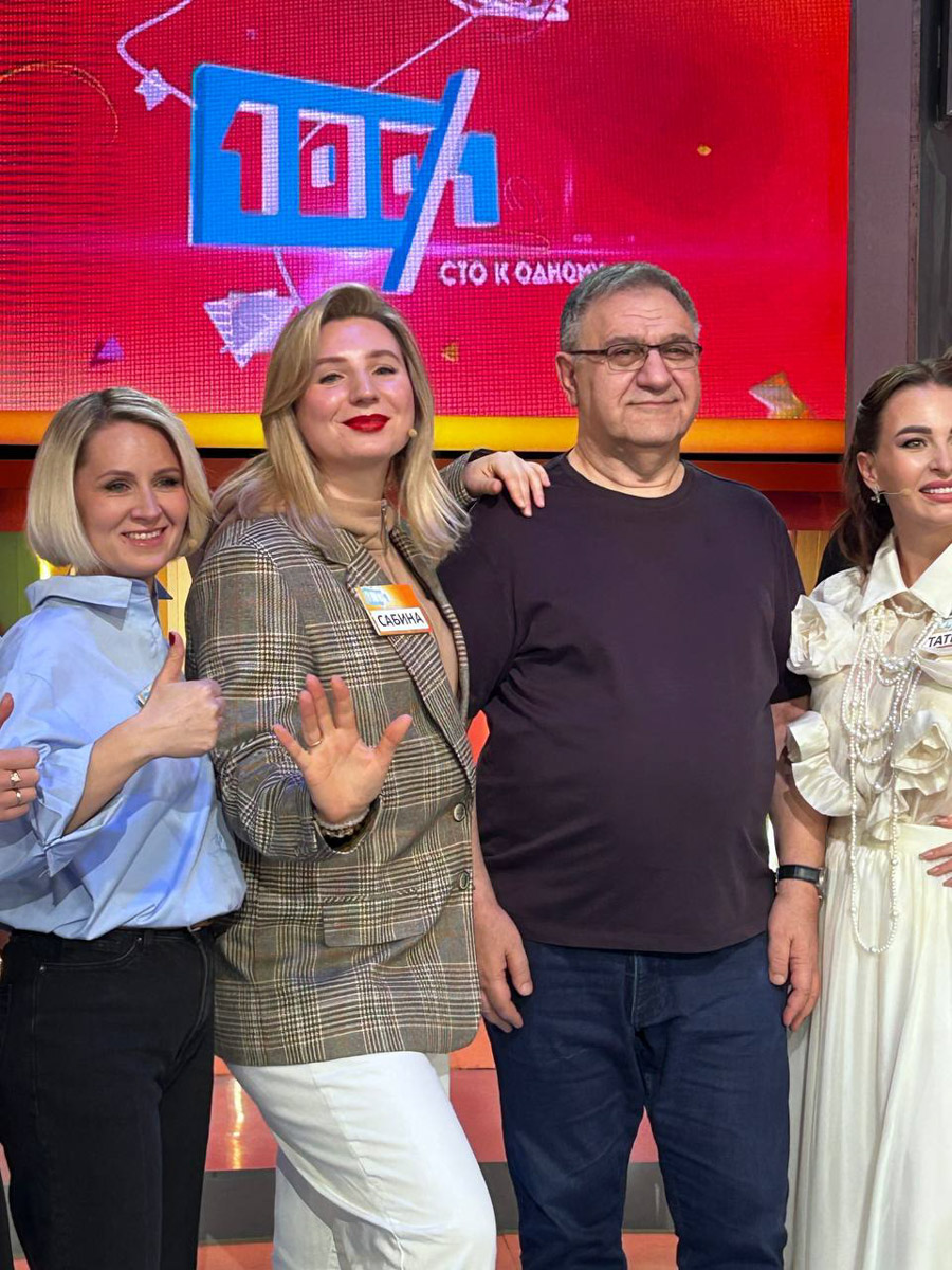 Владимирцы нередко участвуют в шоу, но программа «Сто к одному» собрала настоящий джекпот! В ее студии оказалась целая команда от 33-го региона, а среди них и фотограф Сабина Черкасова. Попасть на телеэкраны было ее мечтой детства, поэтому девушка поехала на съемки не раздумывая. А заодно запечатлела на память целое море контента, которым с радостью поделилась с «Ключ-Медиа».