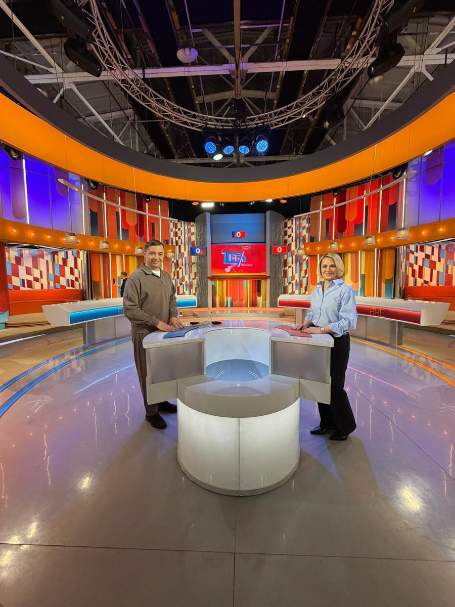 Владимирцы нередко участвуют в шоу, но программа «Сто к одному» собрала настоящий джекпот! В ее студии оказалась целая команда от 33-го региона, а среди них и фотограф Сабина Черкасова. Попасть на телеэкраны было ее мечтой детства, поэтому девушка поехала на съемки не раздумывая. А заодно запечатлела на память целое море контента, которым с радостью поделилась с «Ключ-Медиа».