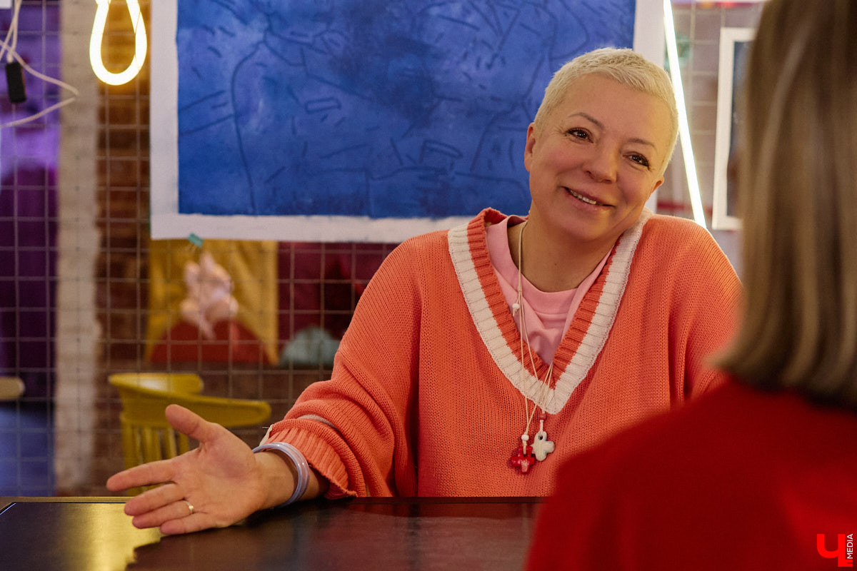 Она носит яркие вещи, просит называть себя по имени и без отчества, а еще может запросто помахать из окна в знак приветствия даже незнакомцам. Анастасии Вавиловой недавно исполнилось 52 года, однако она уверенно ломает устоявшиеся стереотипы. «Ключ-Медиа» побеседовал с ней о взглядах на жизнь после полувекового юбилея и узнал секрет ее «вечной молодости».