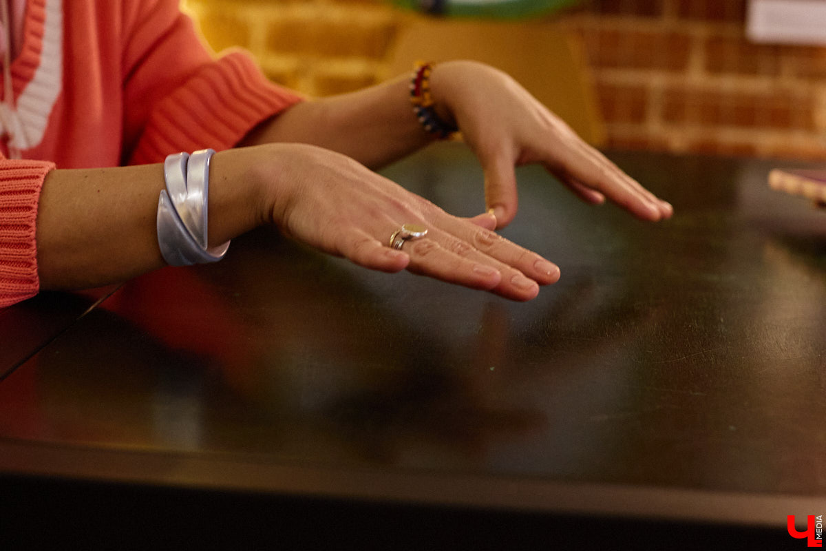 Она носит яркие вещи, просит называть себя по имени и без отчества, а еще может запросто помахать из окна в знак приветствия даже незнакомцам. Анастасии Вавиловой недавно исполнилось 52 года, однако она уверенно ломает устоявшиеся стереотипы. «Ключ-Медиа» побеседовал с ней о взглядах на жизнь после полувекового юбилея и узнал секрет ее «вечной молодости».