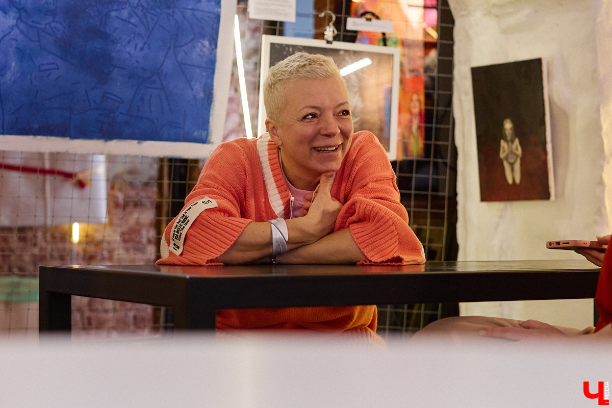 Она носит яркие вещи, просит называть себя по имени и без отчества, а еще может запросто помахать из окна в знак приветствия даже незнакомцам. Анастасии Вавиловой недавно исполнилось 52 года, однако она уверенно ломает устоявшиеся стереотипы. «Ключ-Медиа» побеседовал с ней о взглядах на жизнь после полувекового юбилея и узнал секрет ее «вечной молодости».