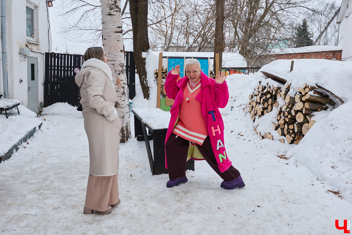 Она носит яркие вещи, просит называть себя по имени и без отчества, а еще может запросто помахать из окна в знак приветствия даже незнакомцам. Анастасии Вавиловой недавно исполнилось 52 года, однако она уверенно ломает устоявшиеся стереотипы. «Ключ-Медиа» побеседовал с ней о взглядах на жизнь после полувекового юбилея и узнал секрет ее «вечной молодости».
