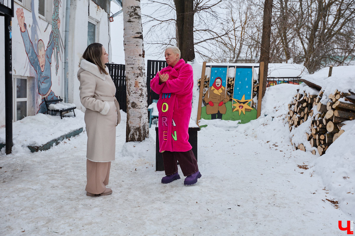 Она носит яркие вещи, просит называть себя по имени и без отчества, а еще может запросто помахать из окна в знак приветствия даже незнакомцам. Анастасии Вавиловой недавно исполнилось 52 года, однако она уверенно ломает устоявшиеся стереотипы. «Ключ-Медиа» побеседовал с ней о взглядах на жизнь после полувекового юбилея и узнал секрет ее «вечной молодости».