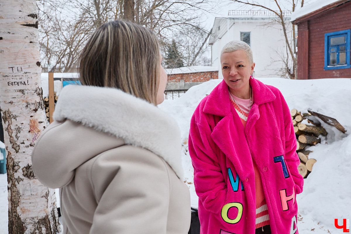 Она носит яркие вещи, просит называть себя по имени и без отчества, а еще может запросто помахать из окна в знак приветствия даже незнакомцам. Анастасии Вавиловой недавно исполнилось 52 года, однако она уверенно ломает устоявшиеся стереотипы. «Ключ-Медиа» побеседовал с ней о взглядах на жизнь после полувекового юбилея и узнал секрет ее «вечной молодости».