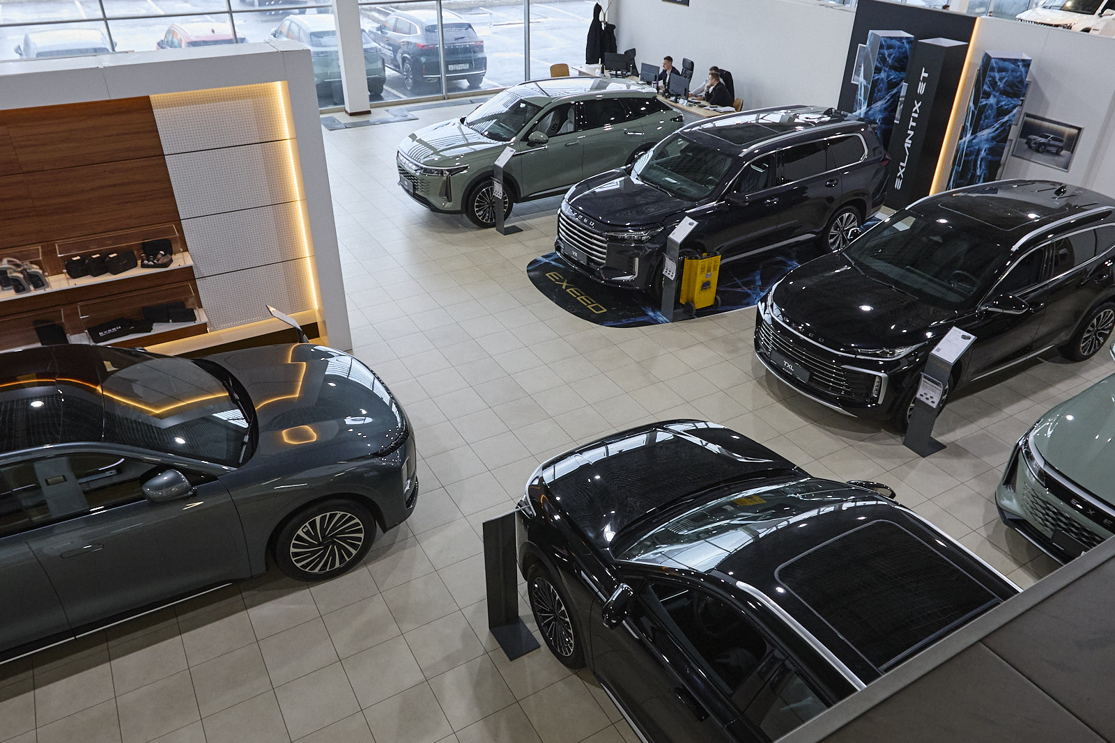 Забудьте о стереотипах, что гибридные автомобили созданы исключительно для идеального асфальта и поездок до ближайшего супермаркета. На горнолыжном курорте «Ак-Булак» в Казахстане кроссовер EXEED RX PHEV доказал обратное, став главным героем эксперимента в духе экстремальных тест-драйвов. Задача стояла амбициозная: подняться на высоту 2000 метров по заснеженному склону, который под силу далеко не каждому внедорожнику.