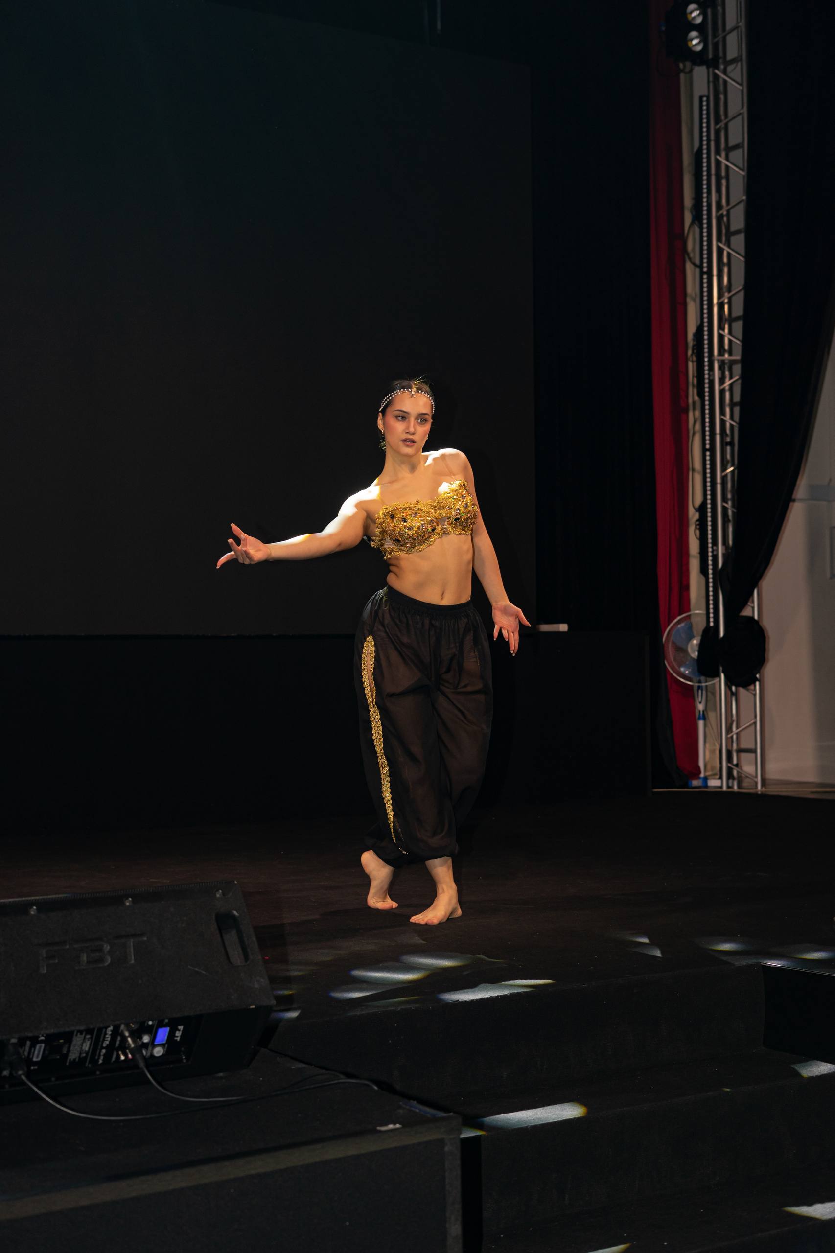 Современные красавицы знают толк не только в подборе идеально сидящего платья, но и в готовке! Доказать это смогли 25 участниц кулинарного этапа регионального конкурса «Мисс и Миссис Владимирская земля — 2026». Одни решили презентовать свои гастрономические шедевры на тарелке, а другие устроили настоящие перформансы!