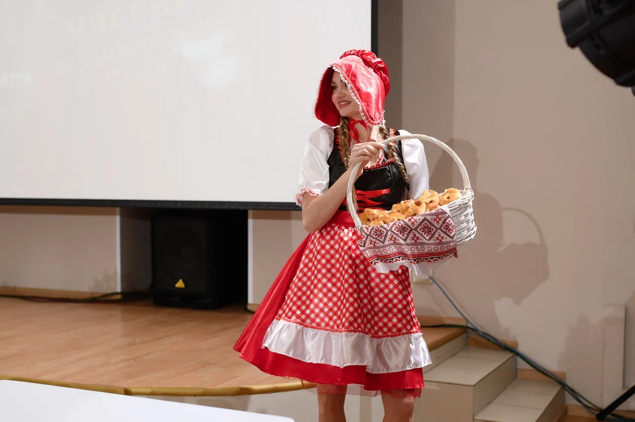 Современные красавицы знают толк не только в подборе идеально сидящего платья, но и в готовке! Доказать это смогли 25 участниц кулинарного этапа регионального конкурса «Мисс и Миссис Владимирская земля — 2026». Одни решили презентовать свои гастрономические шедевры на тарелке, а другие устроили настоящие перформансы!