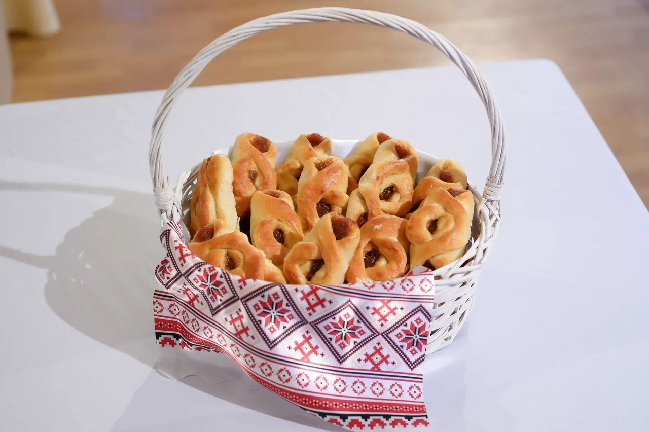 Современные красавицы знают толк не только в подборе идеально сидящего платья, но и в готовке! Доказать это смогли 25 участниц кулинарного этапа регионального конкурса «Мисс и Миссис Владимирская земля — 2026». Одни решили презентовать свои гастрономические шедевры на тарелке, а другие устроили настоящие перформансы!