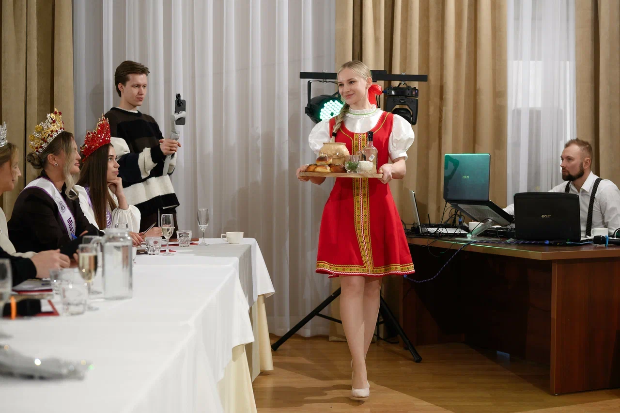 Современные красавицы знают толк не только в подборе идеально сидящего платья, но и в готовке! Доказать это смогли 25 участниц кулинарного этапа регионального конкурса «Мисс и Миссис Владимирская земля — 2026». Одни решили презентовать свои гастрономические шедевры на тарелке, а другие устроили настоящие перформансы!