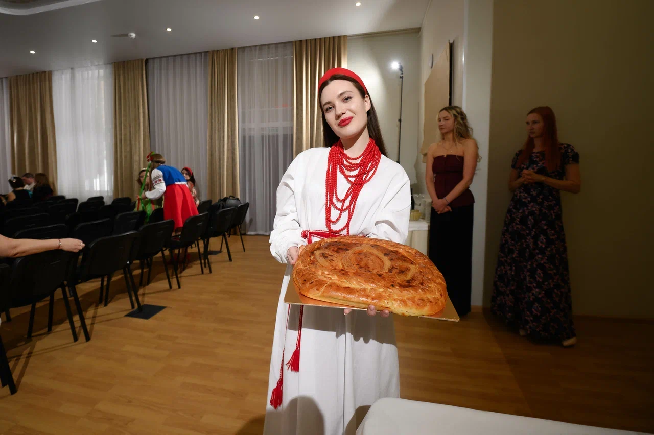 Современные красавицы знают толк не только в подборе идеально сидящего платья, но и в готовке! Доказать это смогли 25 участниц кулинарного этапа регионального конкурса «Мисс и Миссис Владимирская земля — 2026». Одни решили презентовать свои гастрономические шедевры на тарелке, а другие устроили настоящие перформансы!