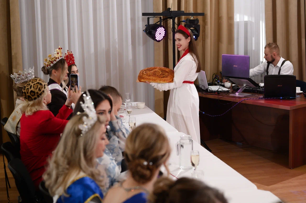 Современные красавицы знают толк не только в подборе идеально сидящего платья, но и в готовке! Доказать это смогли 25 участниц кулинарного этапа регионального конкурса «Мисс и Миссис Владимирская земля — 2026». Одни решили презентовать свои гастрономические шедевры на тарелке, а другие устроили настоящие перформансы!