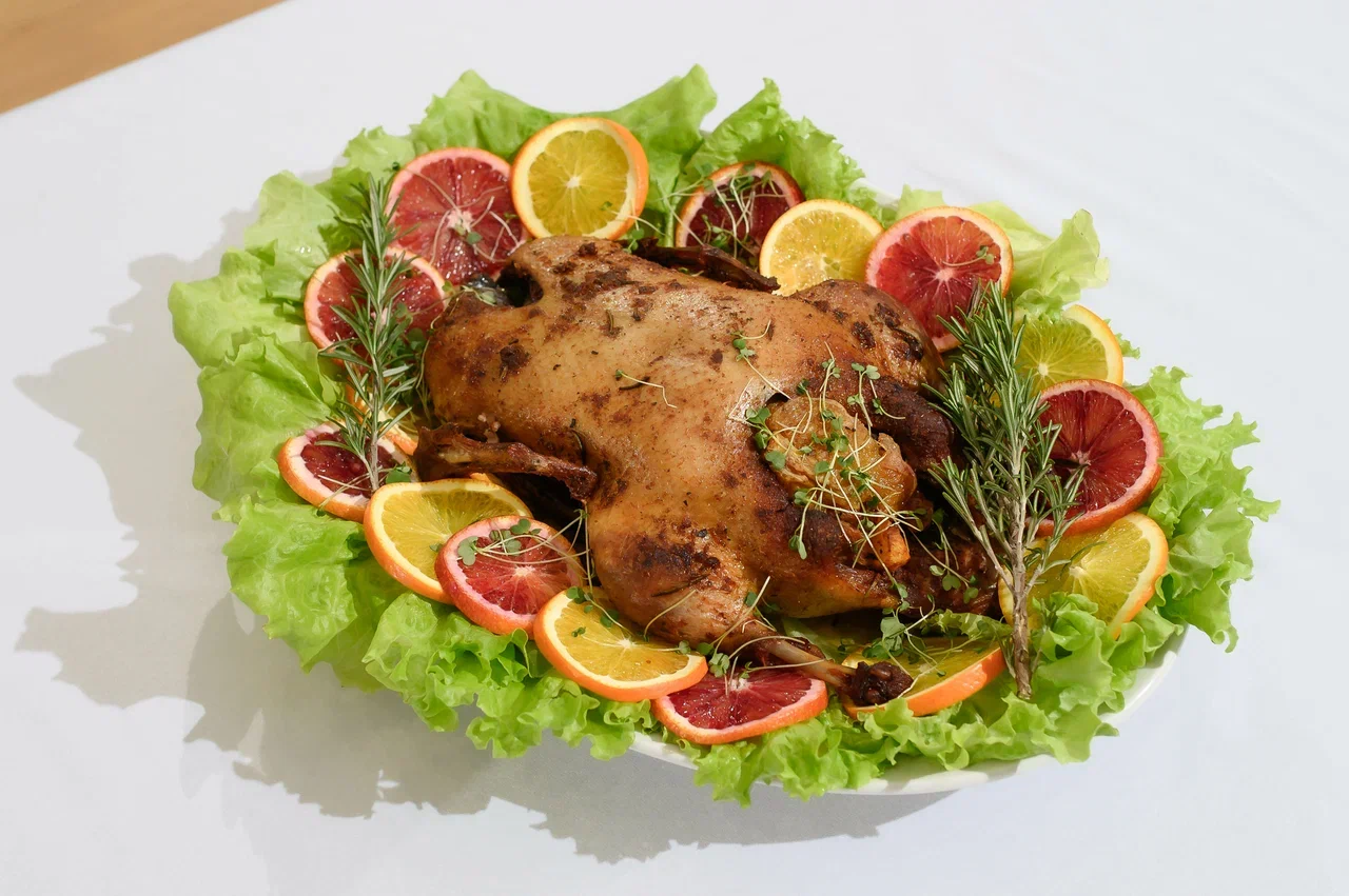 Современные красавицы знают толк не только в подборе идеально сидящего платья, но и в готовке! Доказать это смогли 25 участниц кулинарного этапа регионального конкурса «Мисс и Миссис Владимирская земля — 2026». Одни решили презентовать свои гастрономические шедевры на тарелке, а другие устроили настоящие перформансы!