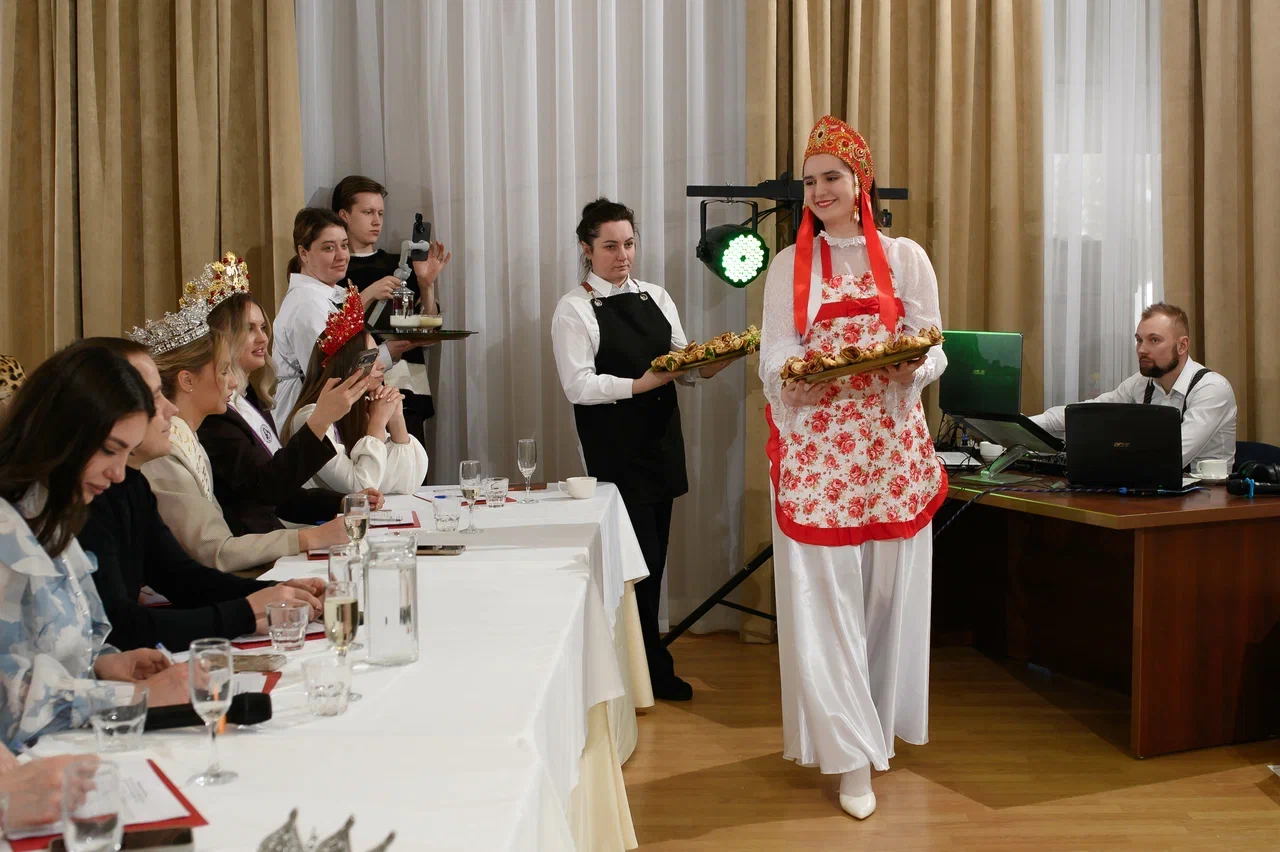 Современные красавицы знают толк не только в подборе идеально сидящего платья, но и в готовке! Доказать это смогли 25 участниц кулинарного этапа регионального конкурса «Мисс и Миссис Владимирская земля — 2026». Одни решили презентовать свои гастрономические шедевры на тарелке, а другие устроили настоящие перформансы!