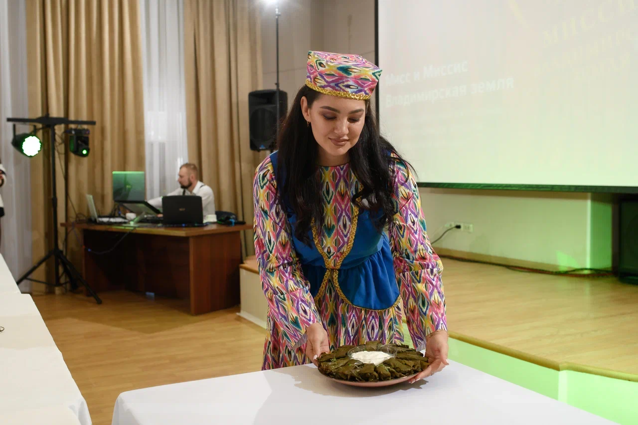 Современные красавицы знают толк не только в подборе идеально сидящего платья, но и в готовке! Доказать это смогли 25 участниц кулинарного этапа регионального конкурса «Мисс и Миссис Владимирская земля — 2026». Одни решили презентовать свои гастрономические шедевры на тарелке, а другие устроили настоящие перформансы!