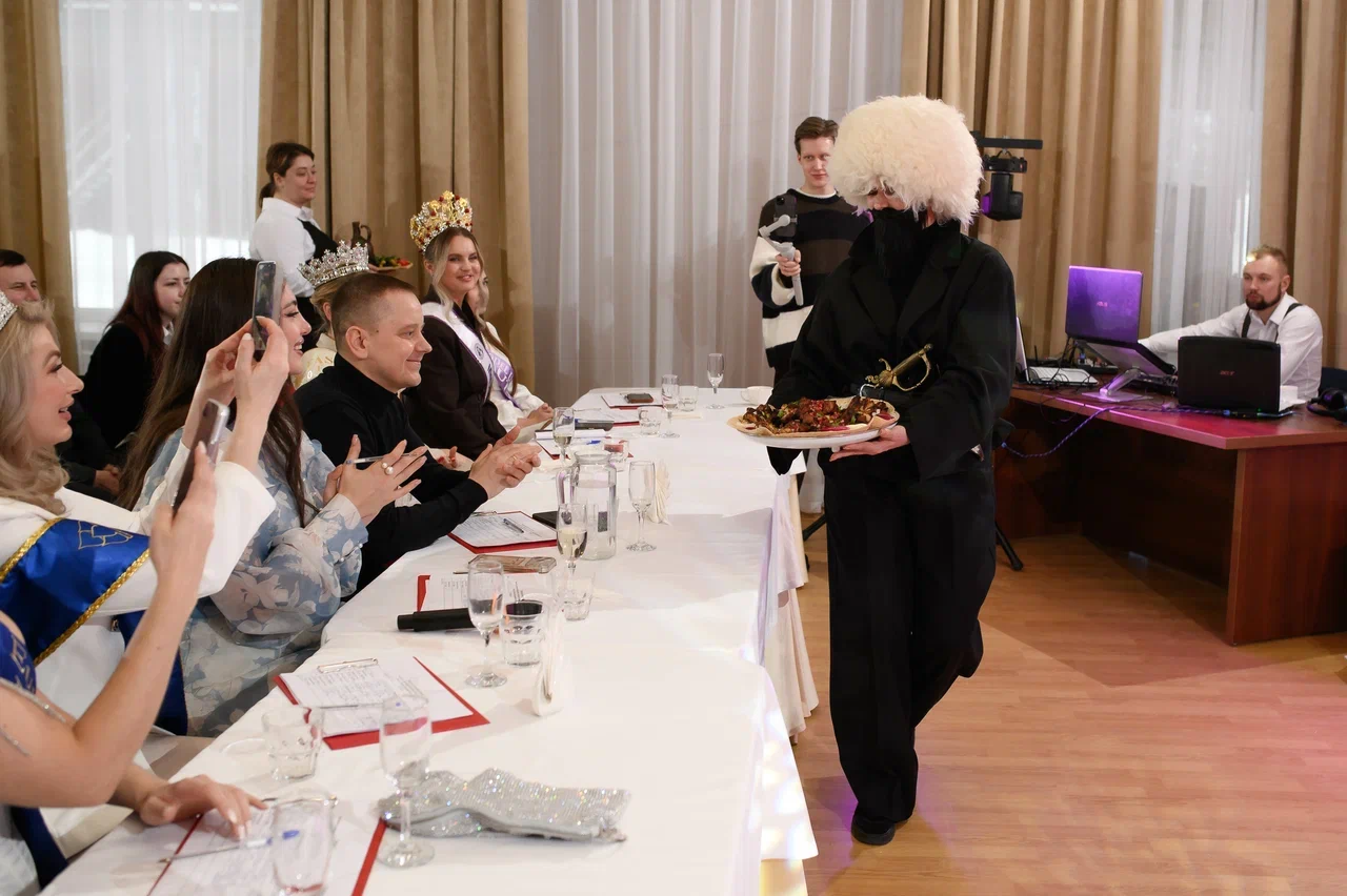 Современные красавицы знают толк не только в подборе идеально сидящего платья, но и в готовке! Доказать это смогли 25 участниц кулинарного этапа регионального конкурса «Мисс и Миссис Владимирская земля — 2026». Одни решили презентовать свои гастрономические шедевры на тарелке, а другие устроили настоящие перформансы!