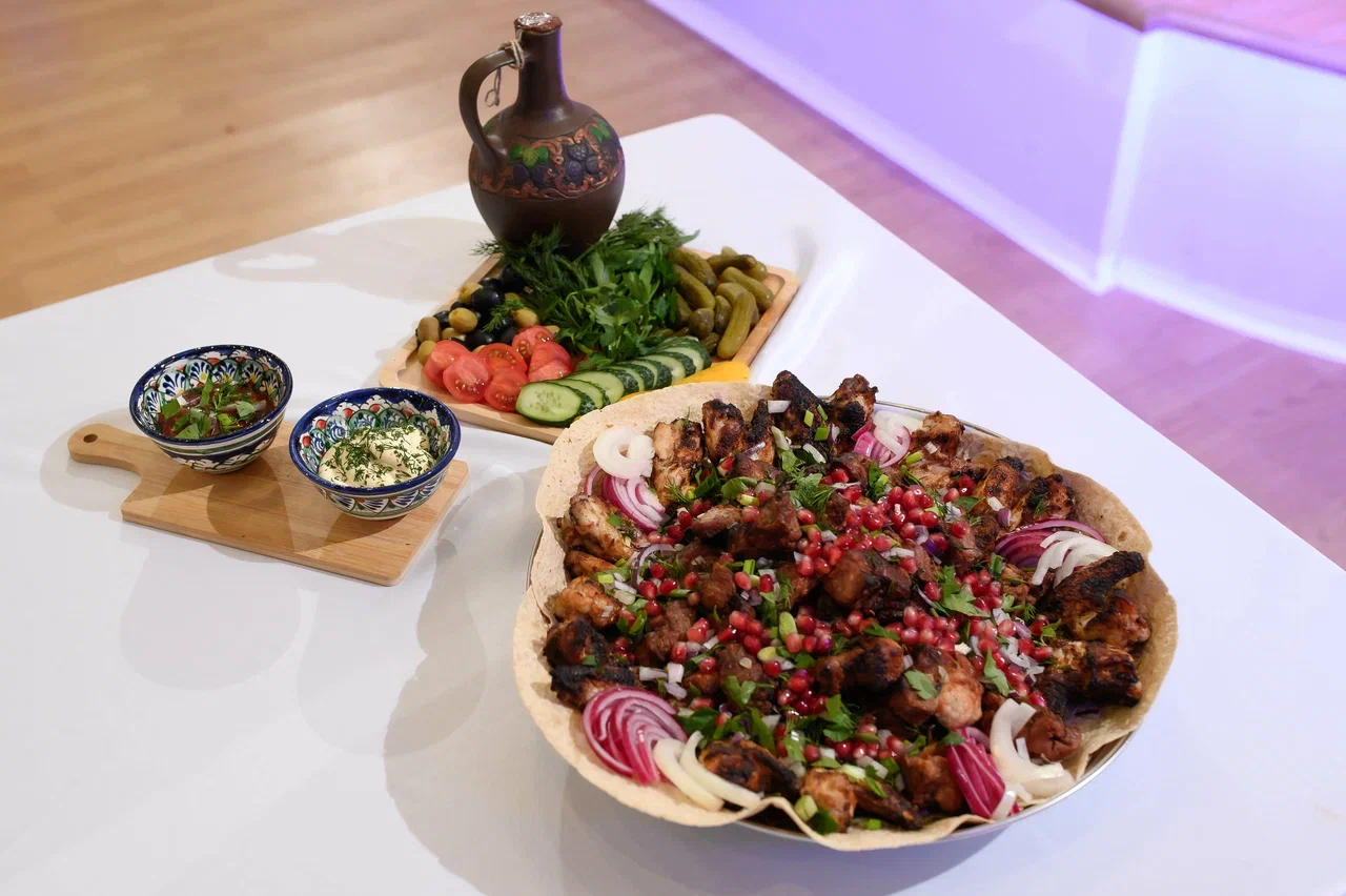 Современные красавицы знают толк не только в подборе идеально сидящего платья, но и в готовке! Доказать это смогли 25 участниц кулинарного этапа регионального конкурса «Мисс и Миссис Владимирская земля — 2026». Одни решили презентовать свои гастрономические шедевры на тарелке, а другие устроили настоящие перформансы!