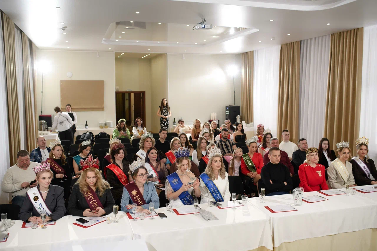 Современные красавицы знают толк не только в подборе идеально сидящего платья, но и в готовке! Доказать это смогли 25 участниц кулинарного этапа регионального конкурса «Мисс и Миссис Владимирская земля — 2026». Одни решили презентовать свои гастрономические шедевры на тарелке, а другие устроили настоящие перформансы!