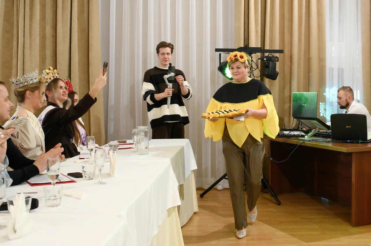 Современные красавицы знают толк не только в подборе идеально сидящего платья, но и в готовке! Доказать это смогли 25 участниц кулинарного этапа регионального конкурса «Мисс и Миссис Владимирская земля — 2026». Одни решили презентовать свои гастрономические шедевры на тарелке, а другие устроили настоящие перформансы!