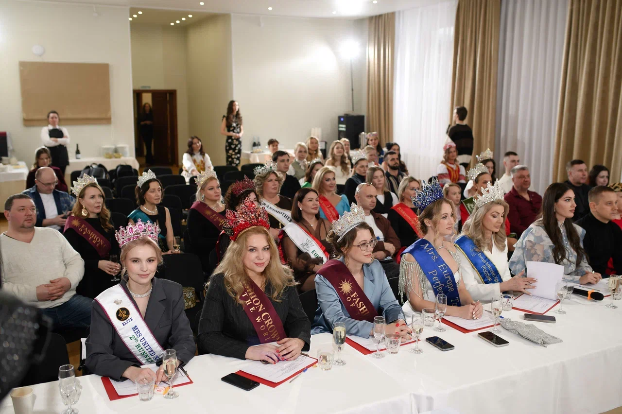 Современные красавицы знают толк не только в подборе идеально сидящего платья, но и в готовке! Доказать это смогли 25 участниц кулинарного этапа регионального конкурса «Мисс и Миссис Владимирская земля — 2026». Одни решили презентовать свои гастрономические шедевры на тарелке, а другие устроили настоящие перформансы!