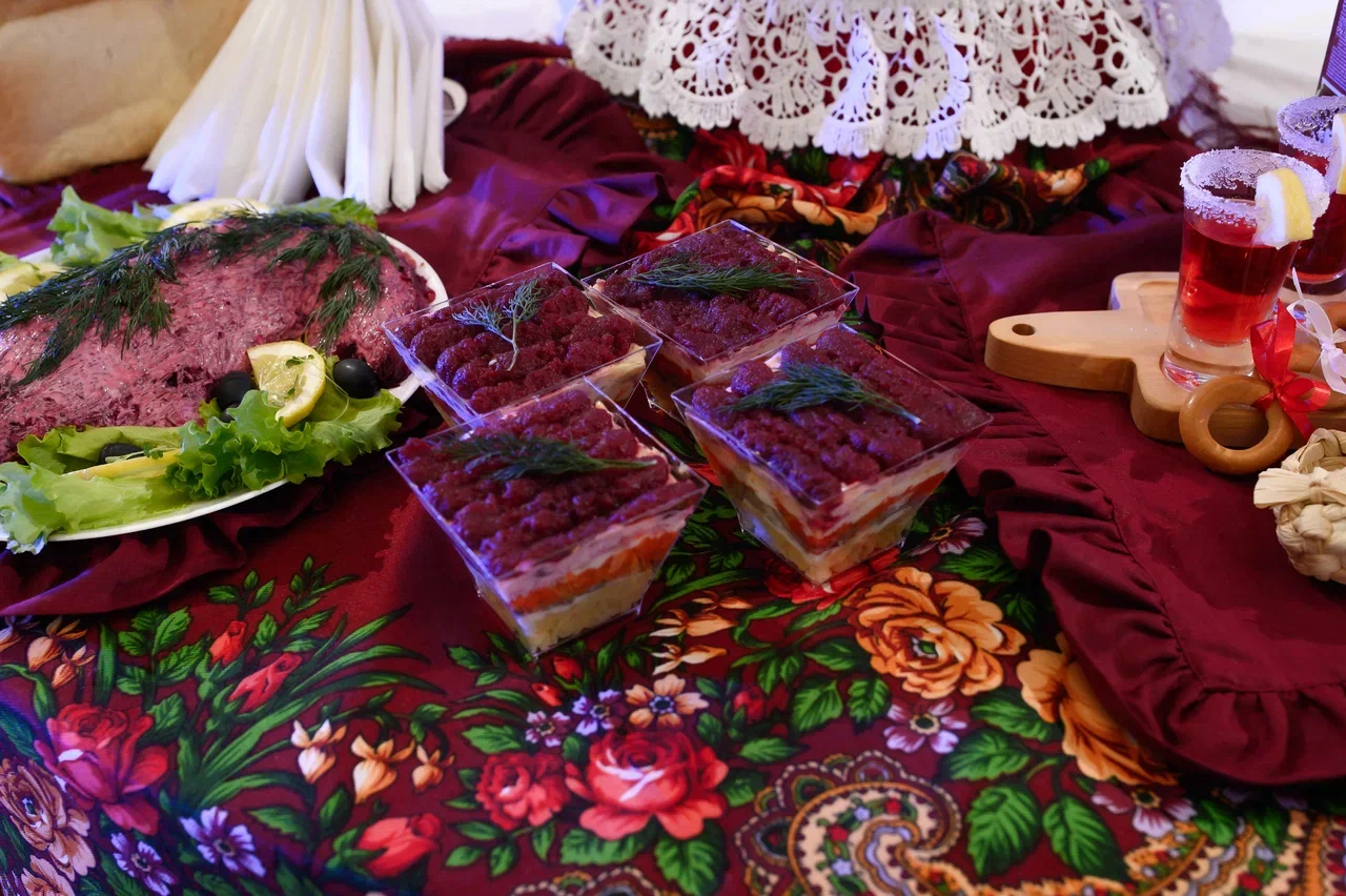 Современные красавицы знают толк не только в подборе идеально сидящего платья, но и в готовке! Доказать это смогли 25 участниц кулинарного этапа регионального конкурса «Мисс и Миссис Владимирская земля — 2026». Одни решили презентовать свои гастрономические шедевры на тарелке, а другие устроили настоящие перформансы!