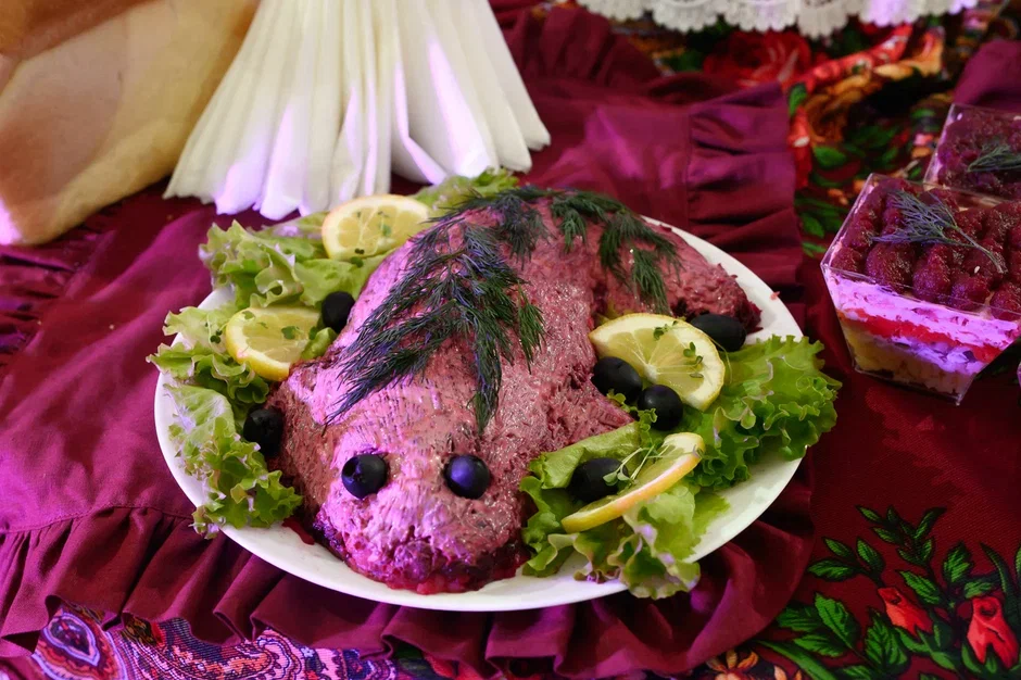 Современные красавицы знают толк не только в подборе идеально сидящего платья, но и в готовке! Доказать это смогли 25 участниц кулинарного этапа регионального конкурса «Мисс и Миссис Владимирская земля — 2026». Одни решили презентовать свои гастрономические шедевры на тарелке, а другие устроили настоящие перформансы!